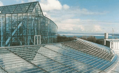 Façades et toits vitrés sur support d'acier