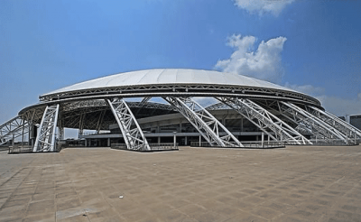 Le toit du stade dans le Nantong chinois s'ouvre et se ferme au moyen de l'hydraulique