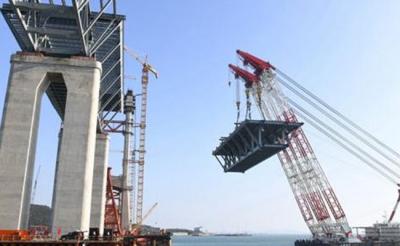 La construction du premier pont ferroviaire rail-route de la Chine progresse